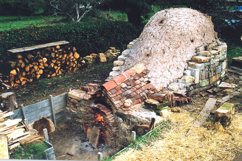 Archéologie Expérimentale —  cuisson céramiques médiévales | Source : https://jpgf.org/cuisson-de-ceramiques-medievales/