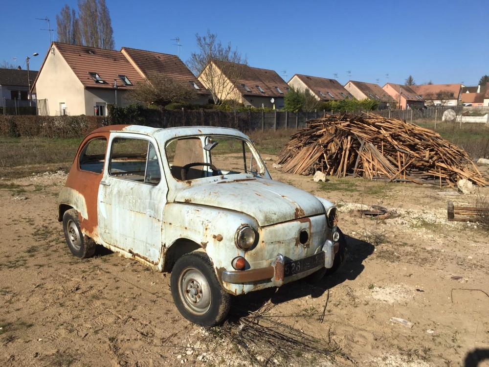 Fiat 600 sur le terrain et le tas de bois | 2021-02-27 19:00