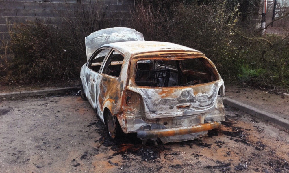 voiture brûlée | voiture brûlée sur les bords de Loire